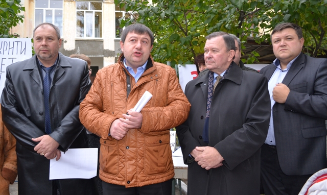Олександр Радуцький (другий зліва) обіцяє, що депутатська група «Черкащани» в міській раді обов’язково підтримає фінансування дитячої поліклініки
