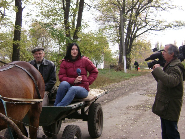 «Тихіше їдеш – більше назнімаєш» (2007 рік). На фото – головний редактор «ВІККА» Юлія Кропива та оператор Василь Саєнко