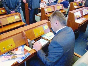Олексій Головко читає новини на планшетному комп'ютері. Каже, що взяв його у доньки