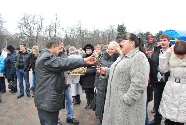 Перехожі золотонісці отримували в подарунок «березнинки»