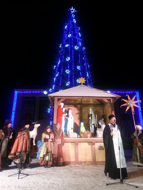 На Театральній площі настоятель парафії Покрови Пресвятої Богородиці Черкас УГКЦ отець Юліан провів освячення різдвяного Вертепу