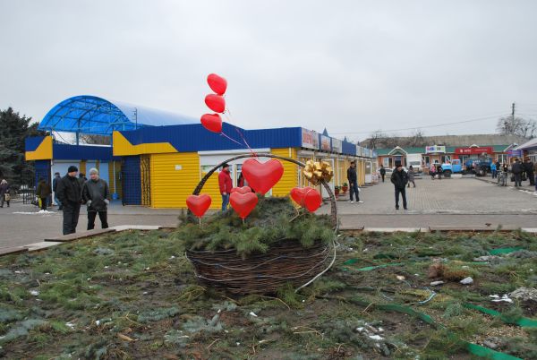 Святково прикрашена торгова площа у центрі Золотоноші