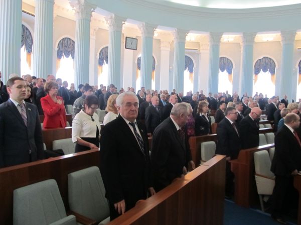 На сесії обласної ради 28 грудня депутати передали право засновника (право на заснування) газети «Нова Доба» редакції цієї газети.