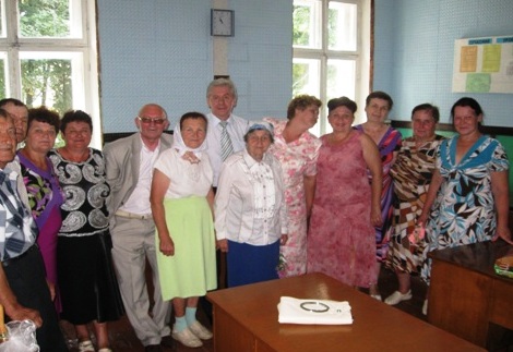 Зустріч випускників через 40 років після закінчення школи (29 червня 2013 року). Фото надане керівництвом Веселохутірського НВК