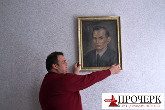 Учора заступник мера Павло Карась зняв у кабінеті портрет Степана Бандери, вважаючи, що вирішальне для його роботи засідання міськради відбудеться сьогодні