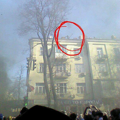 Силовики під Радою кидаються шумовими гранатами з дахів у людей. Фото "УП" з "Фейсбуку"