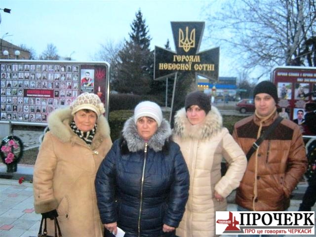 Надія Матюшенко-Гребенюк, мати Юрія Пасхаліна Тетяна Григорівна, сестра Героя Вікторія і брат Валентин (зліва направо)