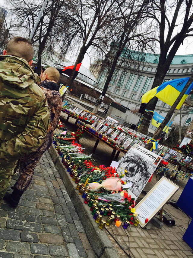 Cьогодні вранці учасники Майдану та воїни АТО йдуть до меморіальних місць Героям Небесної Сотні (фото кореспондента "Прочерку")