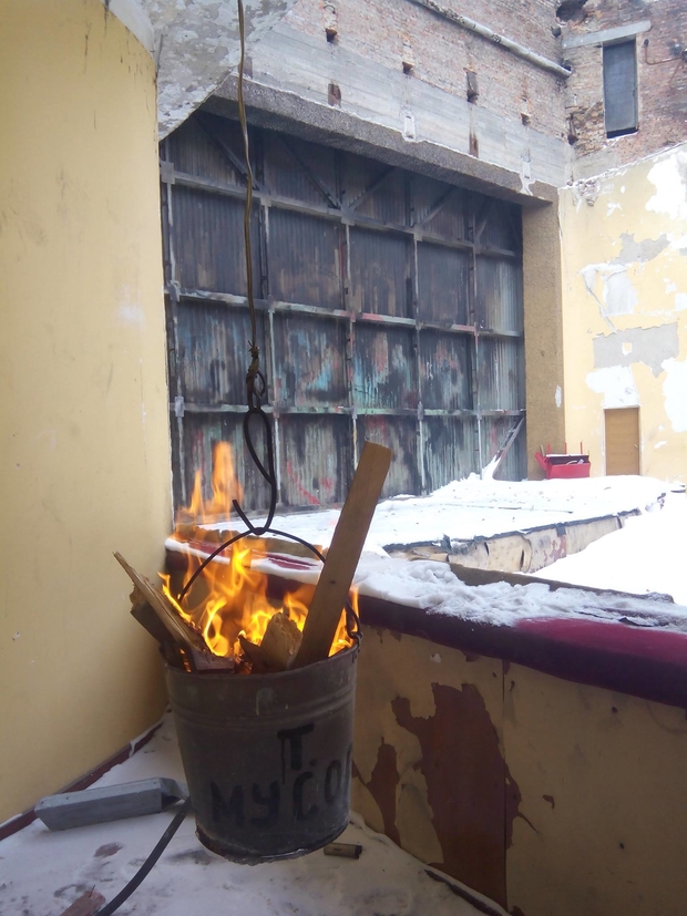 Так будівельники рятуються від холоду у згорілому театрі. Фото Олександра Гуменного