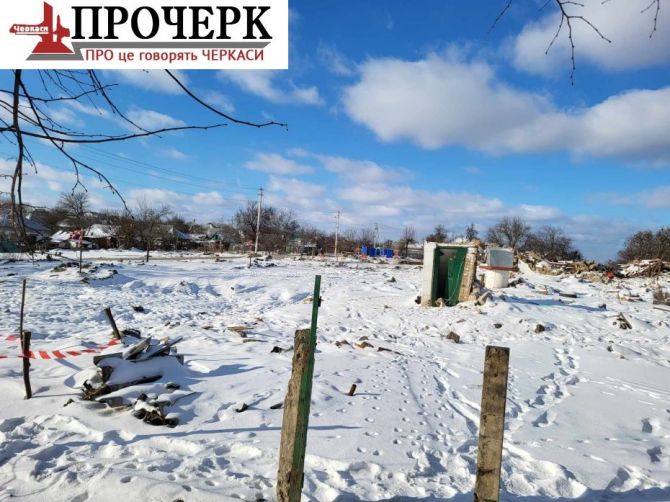 Фото "Прочерку" з архіву. Зими 2023-2024 рр. Як тільки сталася трагедія, міський голова Сміли Сергій Ананко, голова ОВА Ігор Табурець і голова Черкаської РВА Валерія Бандурко говорили про необхідність відбудови житла. Однак згодом, схоже, влада вирішила, що краще буде надати людям кошти як компенсацію за зруйноване житло.