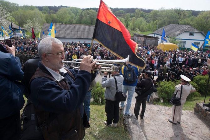 Під церемонії відкриття памятника Героям Холодного яру у селі Мельники на Черкащині у 2016 році