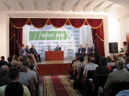У вересні 2010-го року Арсеній Яценюк запевняв черкащан у надійності його місцевої команди