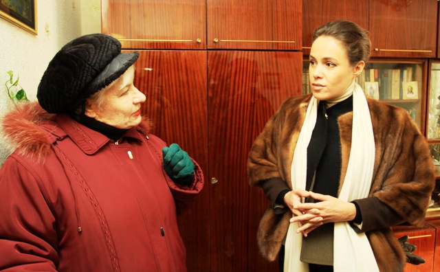 Пенсіонерка Лідія Фесенко запросила депутата до себе в квартиру. Каже, що з іншими жителями будинку мріють утеплити стіни