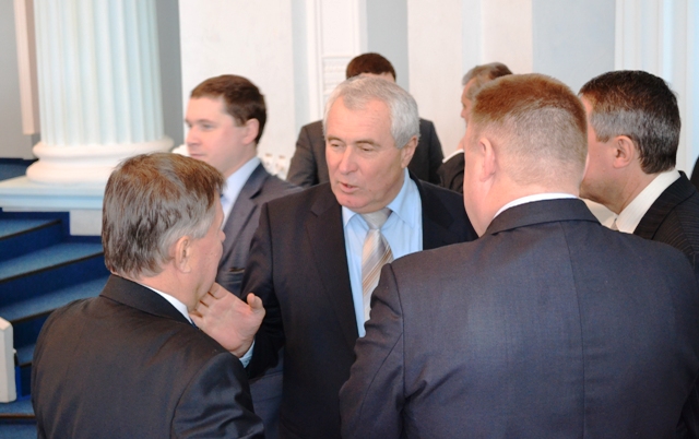 Губернатор ініціює відбирання у колишньої довіреної особи Віктора Януковича Петра Душейка (у центрі) мисливських угідь