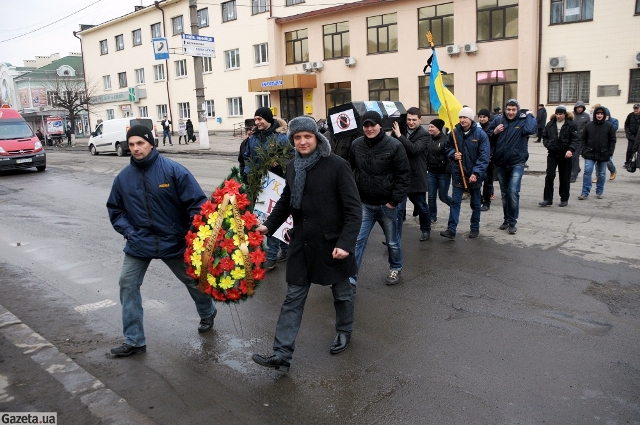 Фото сайту «Gazeta.ua» з флеш-мобу «Похорони Якунєвіча». Максим Поляков на фото – у першому ряду справа