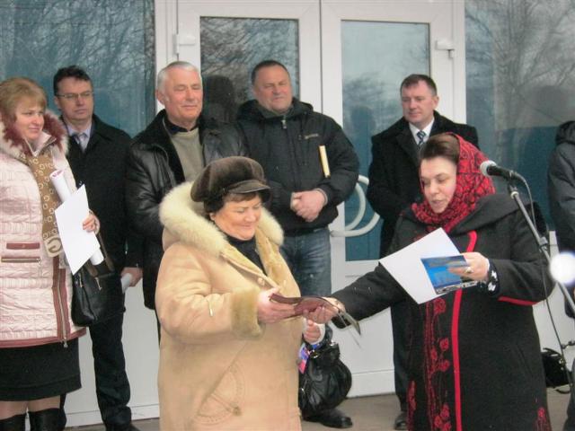 Заступник голови Городищенської РДА Тетяна Горітько вручає подарунки письменниці Надії Матюшенко-Гребенюк