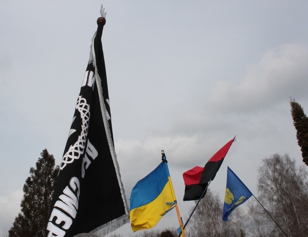 Хлопців із Небесної сотні хоронили під знаменами, серед яких був і холодноярський чорний прапор