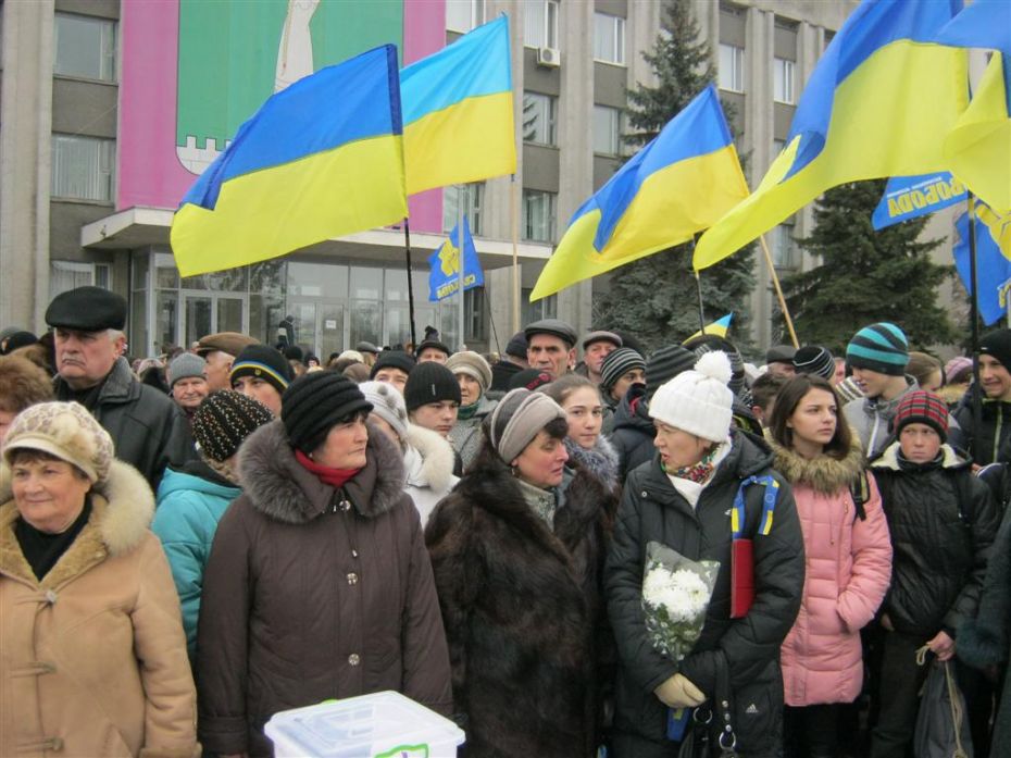 Незважаючи на робочий день і негоду на відкриття пам’ятного знаку Героям Небесної Сотні у Смілі прийшло багато людей