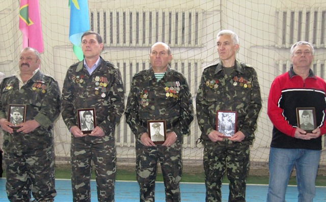 Світлини Олександра Татаровського з Богодухівки, Анатолія Прітченка та Віталія Дяченка з Ленінського, Володимира Мироненка з Лукашівки та Бориса Гриценка з Малої Бурімки, життя яких забрала війна в Афганістані, тримають їхні побратими
