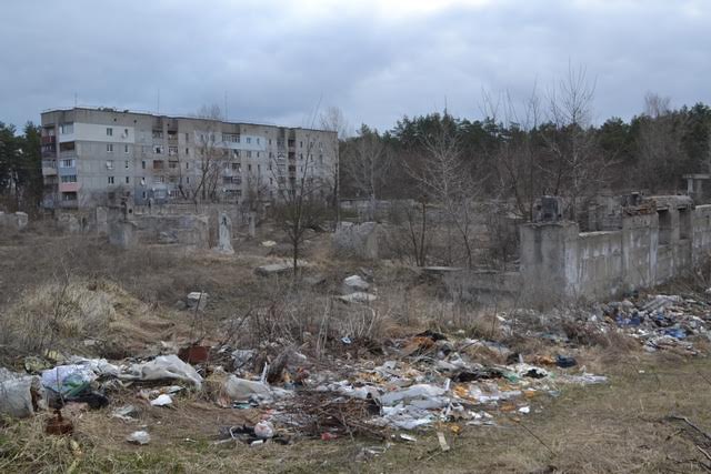 На передньому плані – те, що залишилося від школи