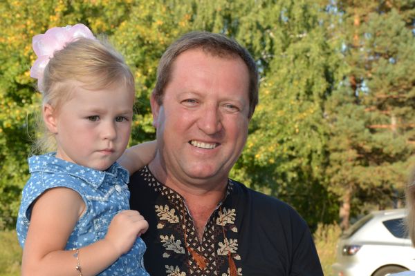 На фото – новообраний голова Канівської районної ради Сергій Геращенко з внучкою