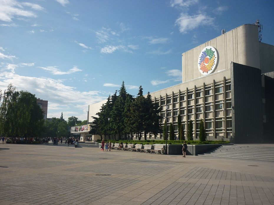 1200px-druzhbacherkasy2