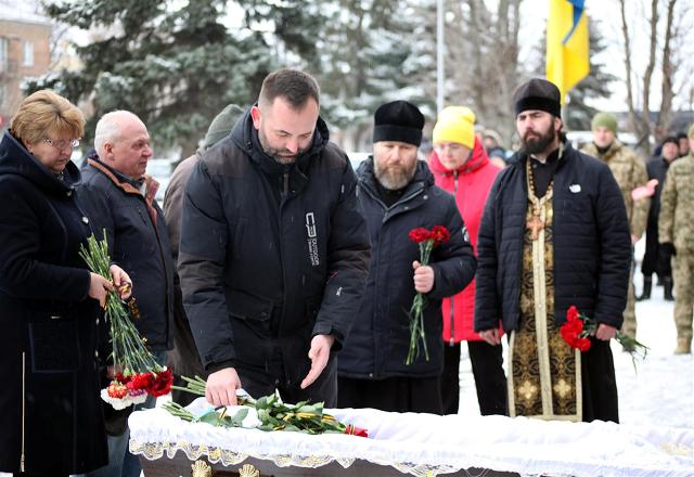 Квіти земляку від міського голови Сміли Сергія Ананка і священиків УПЦ