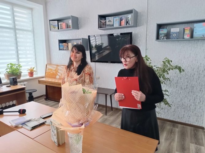 Зустріч з поеткою з Черкас провела бібліотекарка Олена Нечипоренко (праворуч)