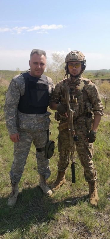 Батько воїна Віктор Овчаренко (ліворуч) з сином на Ізюмщині у 2022 році