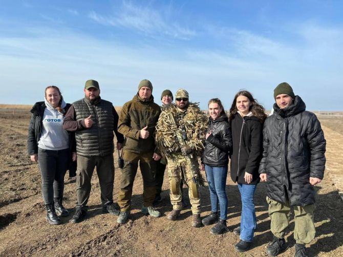 Поліна Щербина (третя праворуч) з російськими військовими в окупованій частині Херсонщини / Окупаційне медіа