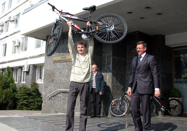 Перший велосипед отримав Сергій Оксаніченко, який відповідає за портал міської ради