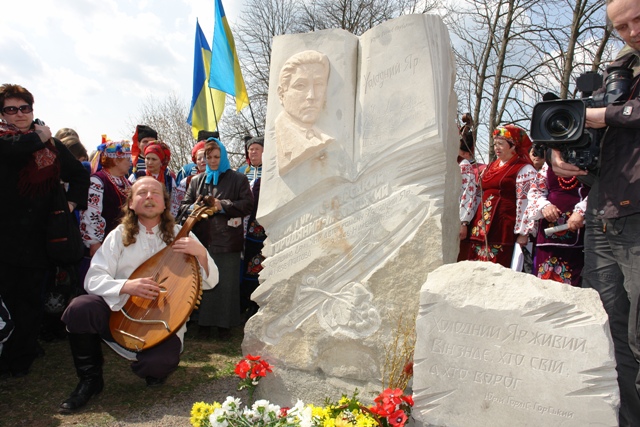 Кобзар біля памятника Горлісу-Горському, що встановлений за кошти Володимира Сапи