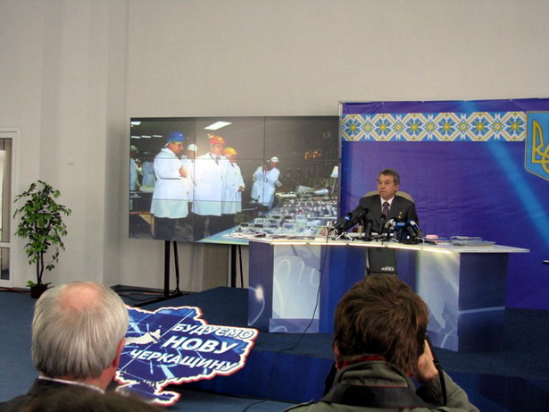 На екрані - кадри розбудованої за рік Черкащини. Крайній зліва - голова обласної ради Валерій Черняк