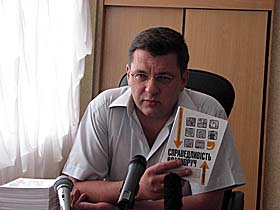 "Справедливість власноруч" - так називається книжка, яку мер Черкас написав ще у 2007 році "Справедливість власноруч" - так називається книжка, яку мер Черкас написав ще у 2007 році