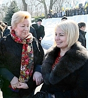 І Віра Ульянченко, і Ганна Герман не люблять гвоздики (фото УКРІНФОРМ)
