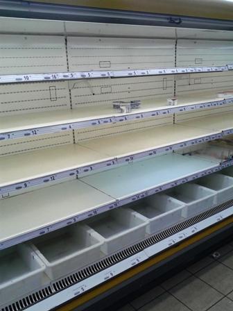 У столичних магазинах спорожніли полиці з молоком та хлібом (фото - Оксана Романюк)