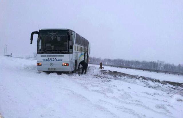 У полоні снігу - черкаський екскурсійний автобус (фото Тараса Миколаєнка/ Facebook)