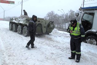 У Києві вантажівкам на допомогу приходять БТРи (Фото - Сергій Каразій)