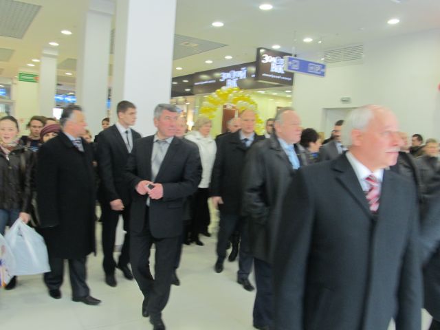 Начальник обласної міліції Валерій Дерновий також прийшов подивитися на новий торговельний центр