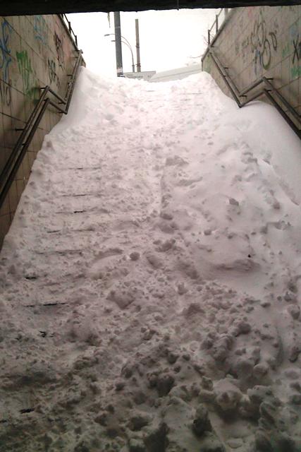 Снігом позасипало переходи (фото Сергія Щербини/ Facebook)