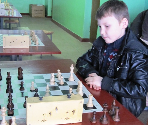На фото – наймолодший учасник із Золотоноші Ростислав Гончаренко. У свої 8 років хлопчик є чемпіоном Золотоноші серед школярів, чемпіоном області 2013 року, учасником чемпіонату України
