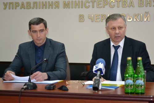 Юрiй Ткаченко i Сергiй Чеботар пообiцяли стежити, щоб робота мiліцii була публiчною