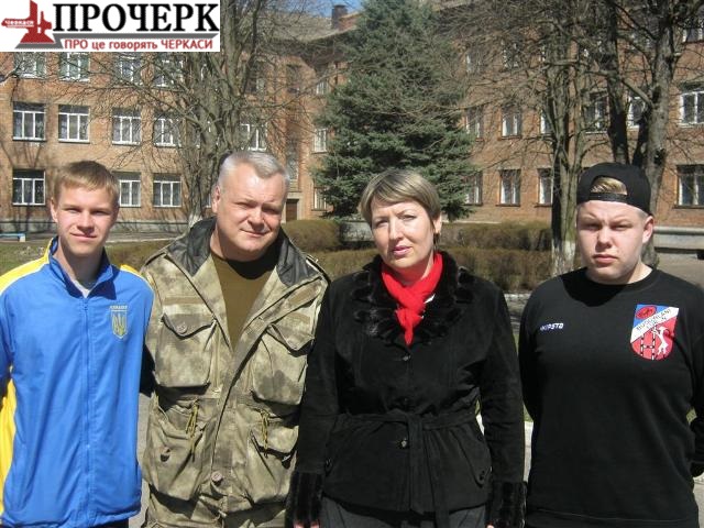Олексій Цибко зі своїми вихованцями: Богданом Кулішем (крайній зліва) і Денисом Рибачком (крайній справа), а також – головою батьківського комітету регбійного клубу Аллою Калініною