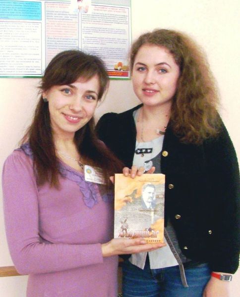 Ліворуч Катерина Левадко