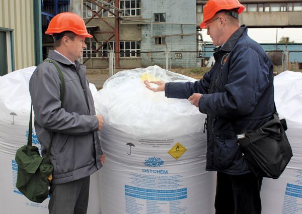 Голова Правління ПАТ АЗОТ Віталій Скляров і начальник цеху М-9 Іван Мартем'янов