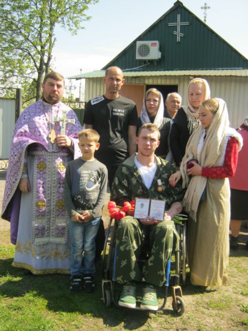 Хоч Андрій Вовк ще в інвалідному візку та його мати щаслива: він живий і вони разом