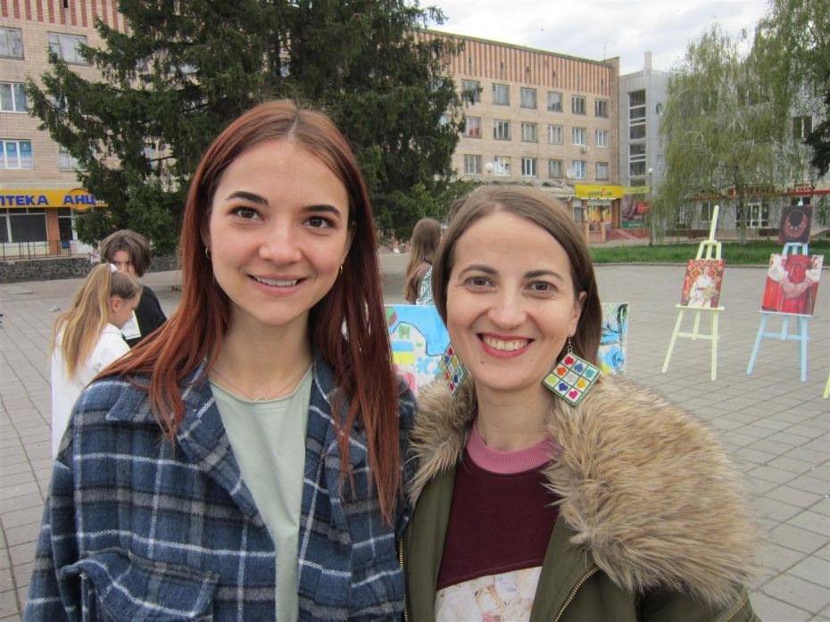 Керівник АртЦентру Юля Кучеренко (зліва) і її помічниця Аня Мельник