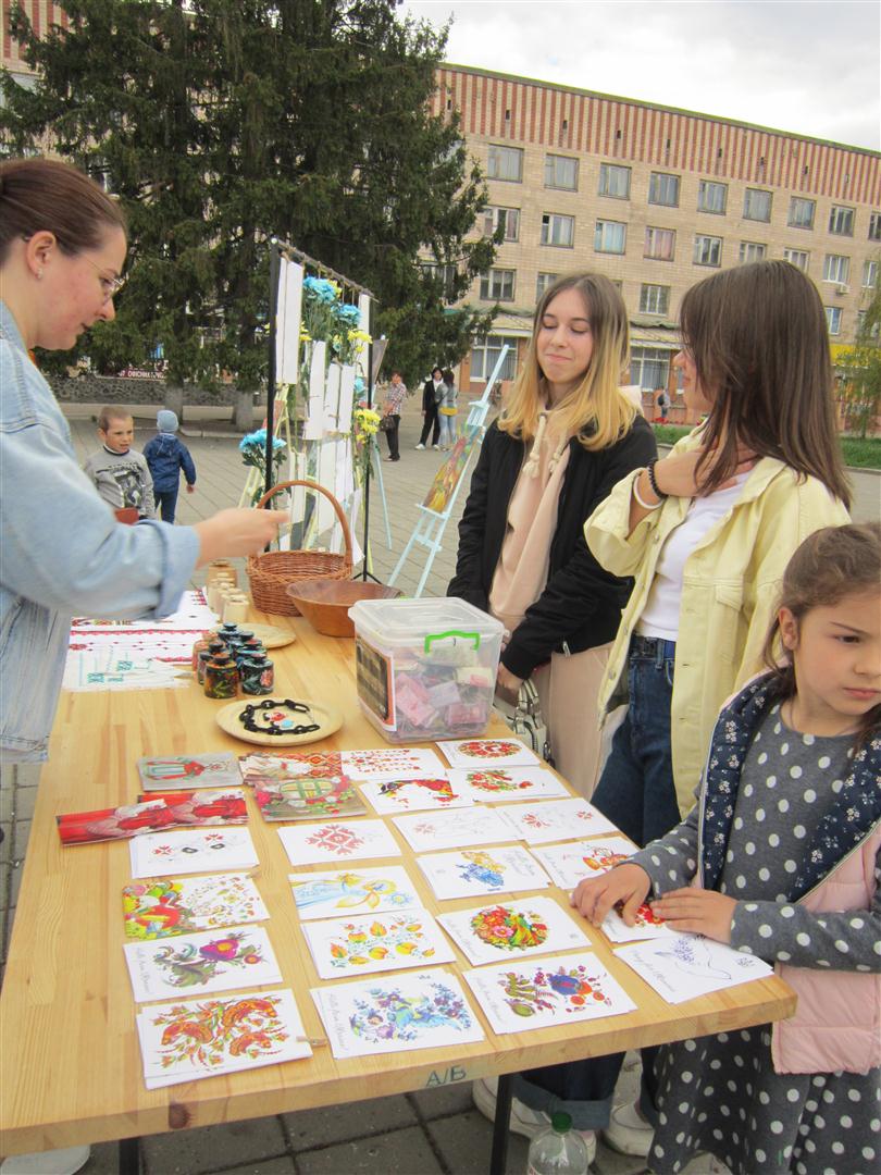 Листівки й інші вироби Центру