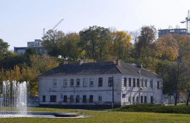 “Будинок з грифонами — це зразок будівництва кінця 19 початку 20 століття. Це дорогоцінна частина Черкас”, – наголосила членкиня Спілки архітекторів України Віра Нерода. Ось такий вигляд має будинок із грифонами на Замковому узвозі в Черкасах; Posterrr (Wikimedia Commons); жовтень, 2014.