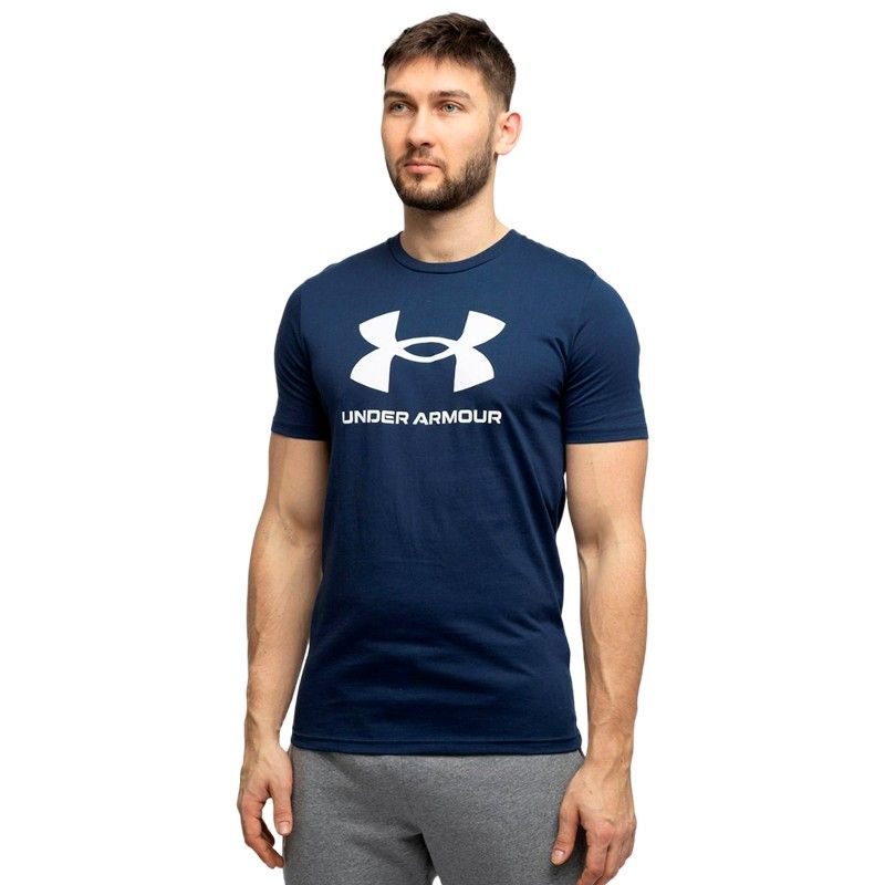 чоловік у синій спортивній футболці Under Armour